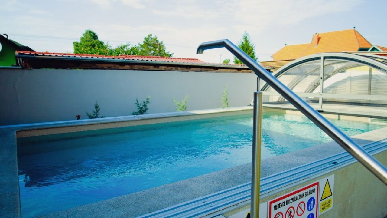 (AAA) Luxuriöses Familienhaus in unmittelbarer Nähe des Balaton-Ufers, auch als Apartmenthaus nutzbar (KK043)