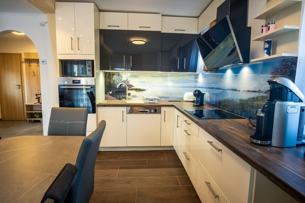 (AAA) Luxuriöses Familienhaus in unmittelbarer Nähe des Balaton-Ufers, auch als Apartmenthaus nutzbar (KK043)