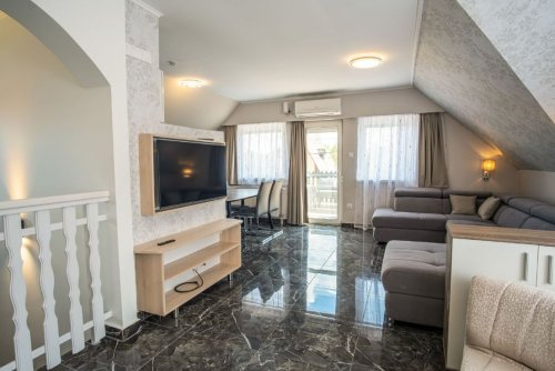 (AAA) Luxuriöses Familienhaus in unmittelbarer Nähe des Balaton-Ufers, auch als Apartmenthaus nutzbar (KK043)