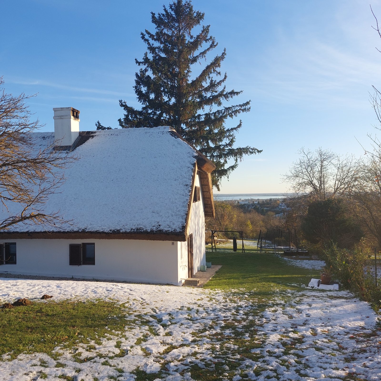 (AAA) Traumhaftes Anwesen für 2 Familien am Nordufer mit Balatonblick (CM192-2)