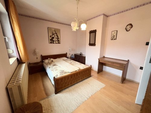 (AAA) Großzügiges Zweifamilienhaus in guter Wohngegend (HIL12)