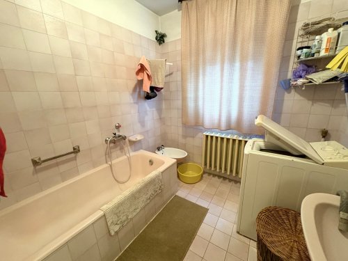 (AAA) Großzügiges Zweifamilienhaus in guter Wohngegend (HIL12)