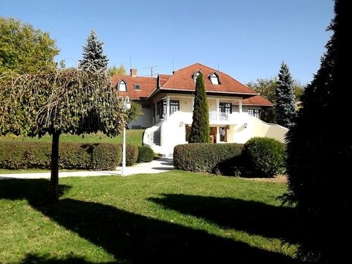 (ACA) 2 Hotels mit Konferenzsaal, Reithalle, Thermalbrunnen und vielen weiteren Extras (FER2207-2)