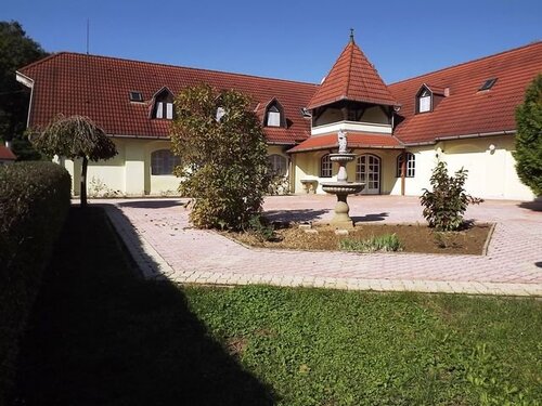 (ACA) 2 Hotels mit Konferenzsaal, Reithalle, Thermalbrunnen und vielen weiteren Extras (FER2207-2)