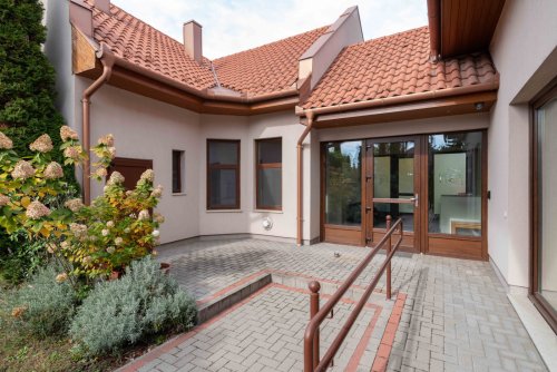 (AAA) Ein vielseitiger Komplex zum wohnen und arbeiten (KK033-M)