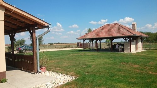 (ABA) Tanya für Tierhaltung inkl. 3 Studio-Apartments (FB0101)
