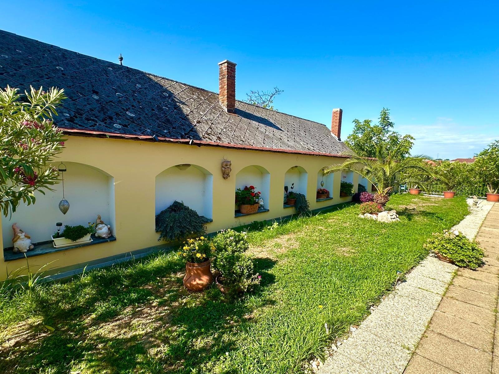 (AAA) Einfamilienhaus mit Praxis und Wohnungen (BI1798)