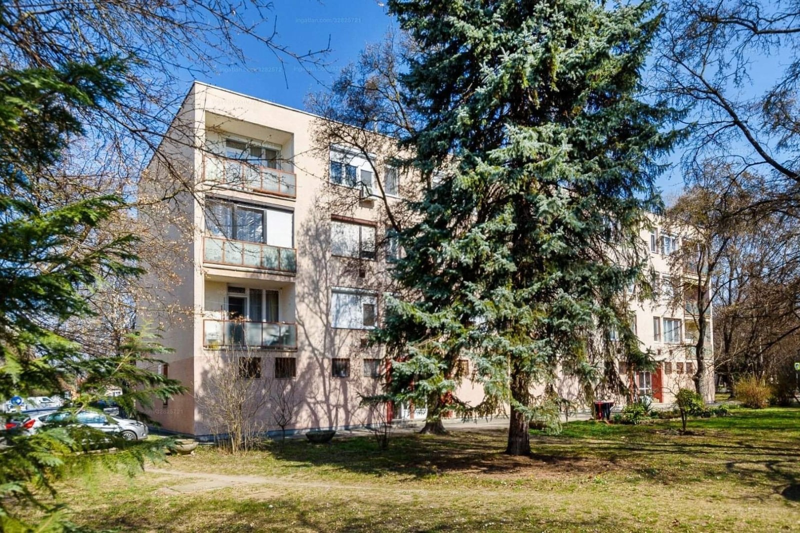 Apartamento en edificio de apartamentos bien mantenido.