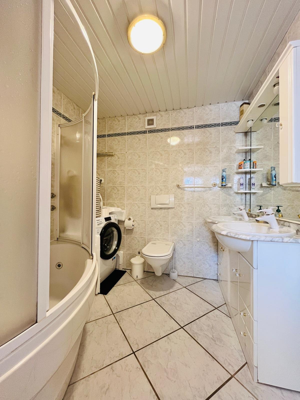 (AAA) Renoviertes Zweifamilienhaus in Strandnähe (ESP1432)