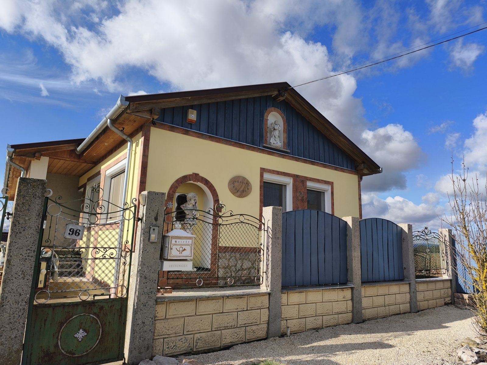 (AAA) Großzügig saniertes Landhaus mit Pool, Stall und Ausbaupotenzial