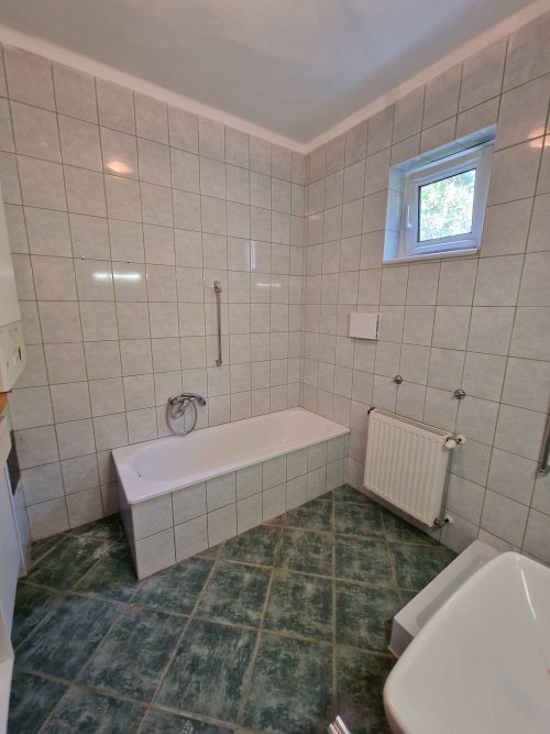 (BBA) Großes Landhaus in gutem Zustand auf einem schön eingewachsenen Grundstück (CM124-2)