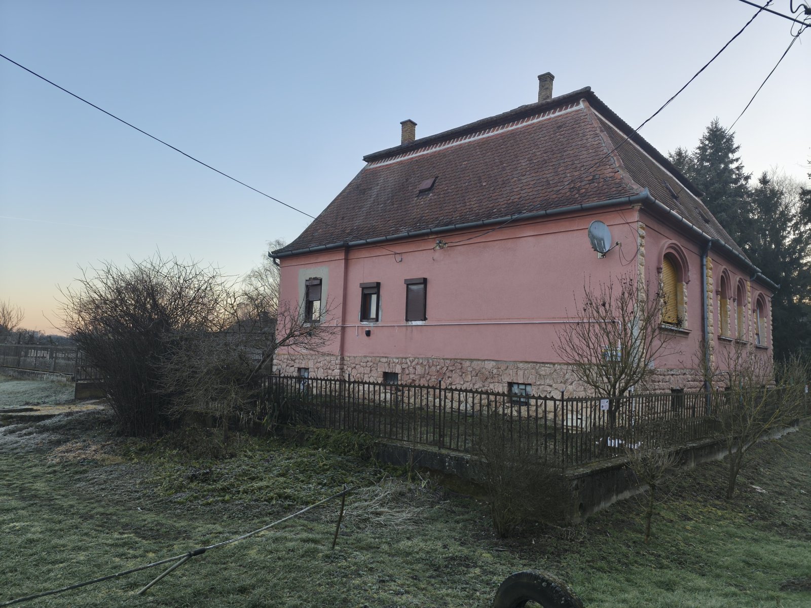 Renovierungsbedürftiges  Herrenhaus in ruhigen, harmonischer Waldumgebung