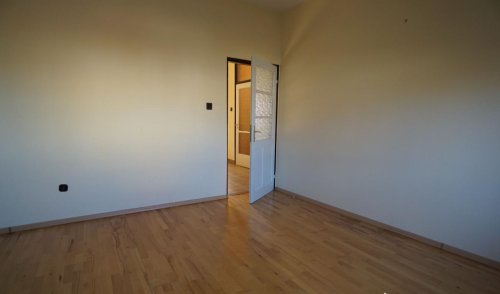 (BAA) Großes Zweifamilienhaus mit großem Grundstück in ruhigem Ort (KK2016)