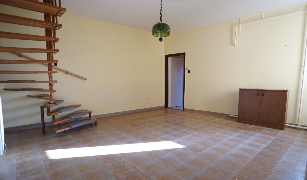 (BAA) Großes Zweifamilienhaus mit großem Grundstück in ruhigem Ort (KK2016)