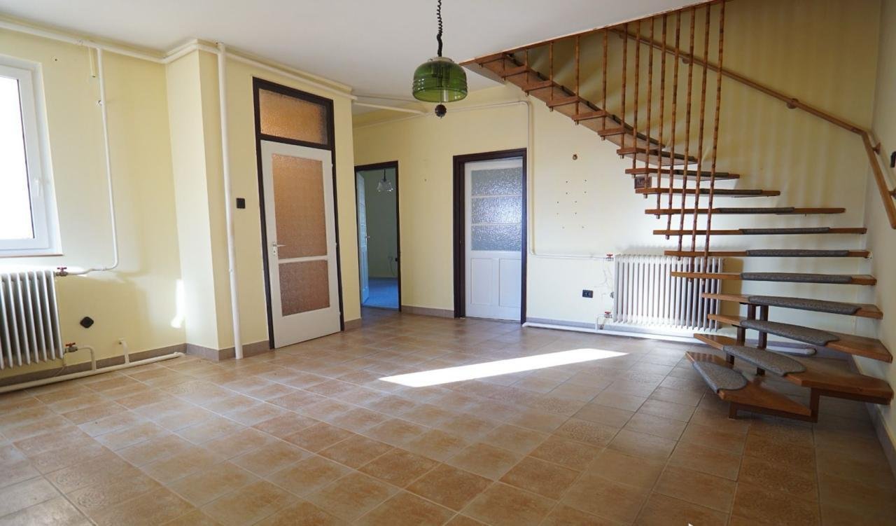 (BAA) Großes Zweifamilienhaus mit großem Grundstück in ruhigem Ort (KK2016)