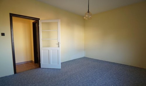 (BAA) Großes Zweifamilienhaus mit großem Grundstück in ruhigem Ort (KK2016)