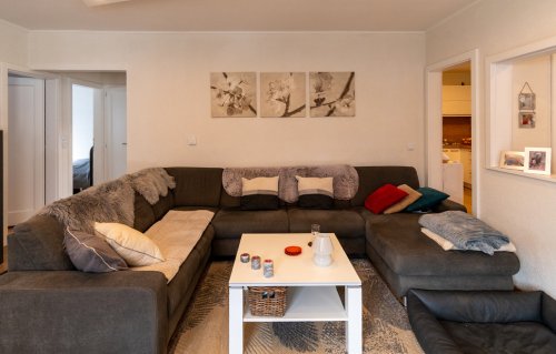 (AAA) Renoviertes Einfamilienhaus in ruhiger Lage Nähe Balaton (33884) — Helles Wohnzimmer mit offener Raumaufteilung und vielfältigen Zugangsmöglichkeiten