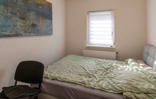 (AAA) Renoviertes Einfamilienhaus in ruhiger Lage Nähe Balaton (33884) — Helles Schlafzimmer mit Fensterfront und integrierter Heizanlage