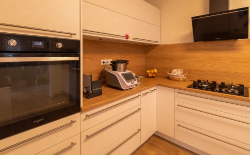 (AAA) Renoviertes Einfamilienhaus in ruhiger Lage Nähe Balaton (33884) — Moderne Küche mit integriertem Gaskochfeld und hochwertigen Einbaugeräten