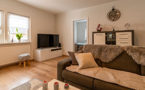 (AAA) Renoviertes Einfamilienhaus in ruhiger Lage Nähe Balaton (33884) — Helles Wohnzimmer mit optimaler Raumnutzung und vielseitigen Nutzungsmöglichkeiten