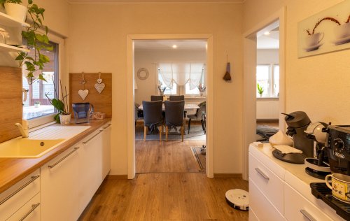(AAA) Renoviertes Einfamilienhaus in ruhiger Lage Nähe Balaton (33884) — Offene Wohnküche mit fließendem Raumkonzept und direkter Verbindung zum Wohnbereich