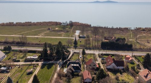 (AAA)  Anspruchsvoll renovierte Doppelhaushälfte mit Balaton-Panorama (33886)