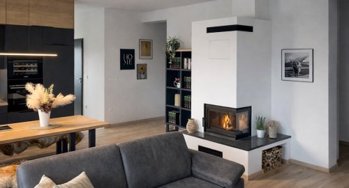 (AAA) Neubau, modernes Einfamilienhaus in einer ruhigen Straße (33388) — Wohnbereich mit zentralem Kaminofen und intelligenter Raumaufteilung zwischen Wohn- und Küchenzone