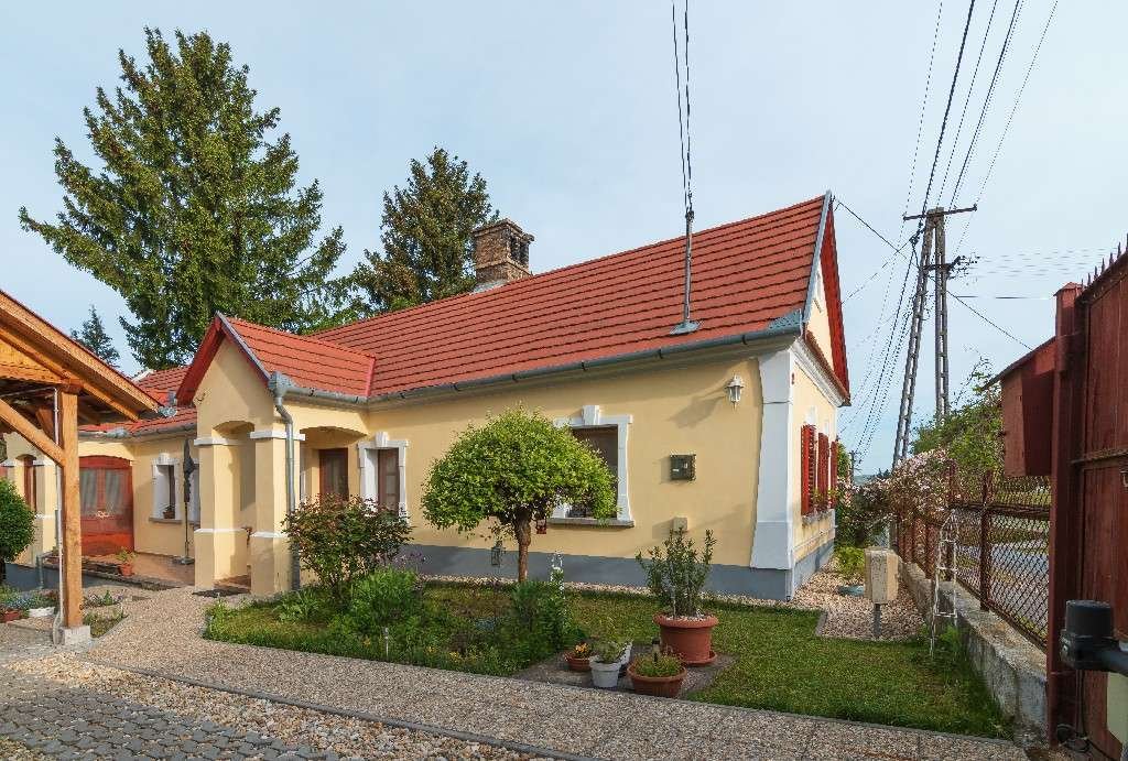 (AAA) Liebevoll renoviertes Bauernhaus in ruhiger Lage mit getrennten Apartment (AAA)