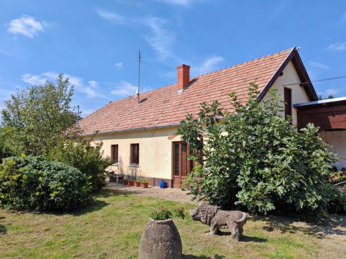 UNGARN: Traditionelles ungarisches Landhaus mit viel Atmosphäre und einem großen Grundstück (AAA) (MW006-2)