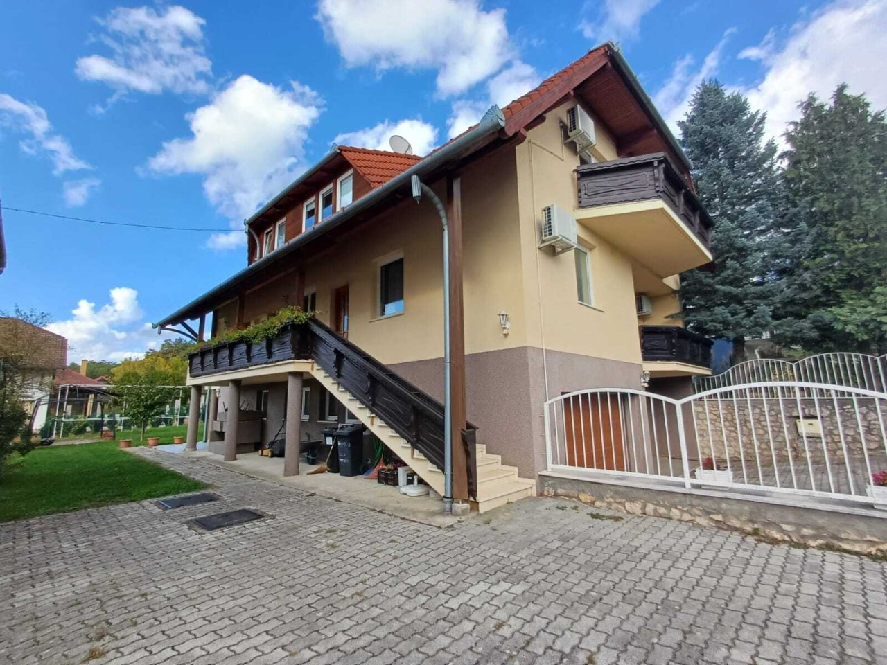 (AAA) Renditeobjekt: Mehrfamilienhaus mit 5 Wohnungen im weltberühmten Thermalbad (KE09)