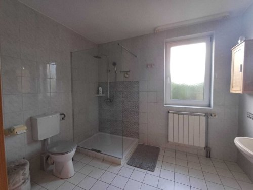 (AAA) Renditeobjekt: Mehrfamilienhaus mit 5 Wohnungen im weltberühmten Thermalbad (KE09)