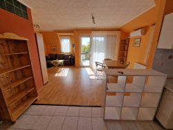 (AAA) Möblierte Mietwohnung mit sonnigem Balkon im Zentrum von Héviz (HCM88-5)