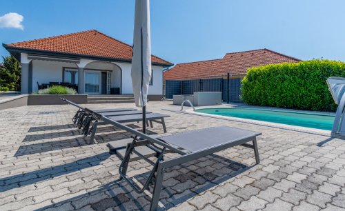 (AAA) Stilvolle und moderne Villa mit Pool am Nordufer (33902)