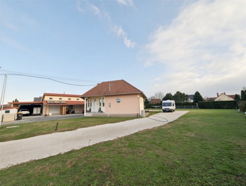(AAA) Neuwertiges Landhaus mit Gästeappartment, Pool &amp; Caravan-Stellplätzen (CM064-G)