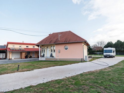(AAA) Neuwertiges Landhaus mit Gästeappartment, Pool &amp; Caravan-Stellplätzen (CM064-G)