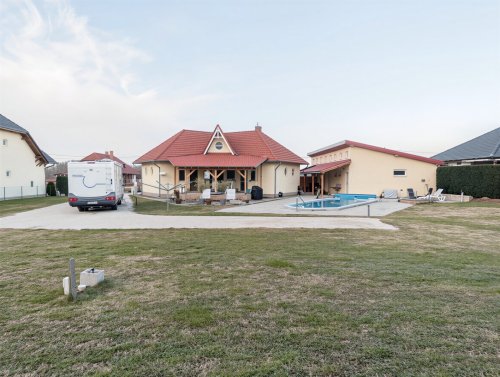 (AAA) Neuwertiges Landhaus mit Gästeappartment, Pool &amp; Caravan-Stellplätzen (CM064-G)