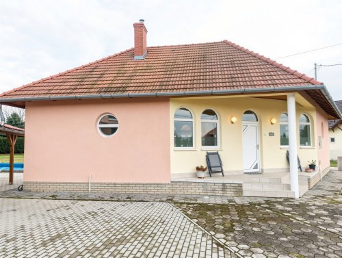 (AAA) Neuwertiges Landhaus mit Gästeappartment, Pool &amp; Caravan-Stellplätzen (CM064-G)
