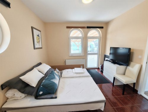 (AAA) Neuwertiges Landhaus mit Gästeappartment, Pool &amp; Caravan-Stellplätzen (CM064-G)
