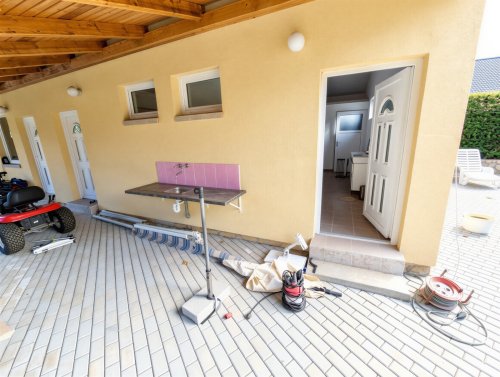 (AAA) Neuwertiges Landhaus mit Gästeappartment, Pool &amp; Caravan-Stellplätzen (CM064-G)