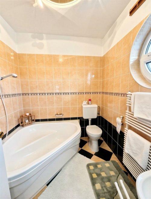 (AAA) Neuwertiges Landhaus mit Gästeappartment, Pool &amp; Caravan-Stellplätzen (CM064-G)
