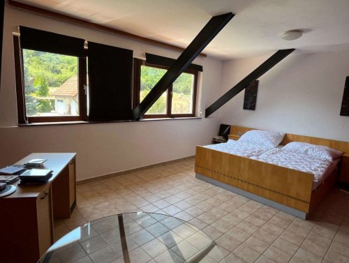 Großzügiges Wohnhaus mit 3 Einheiten, Pool und parkähnlichem Garten (CM225)