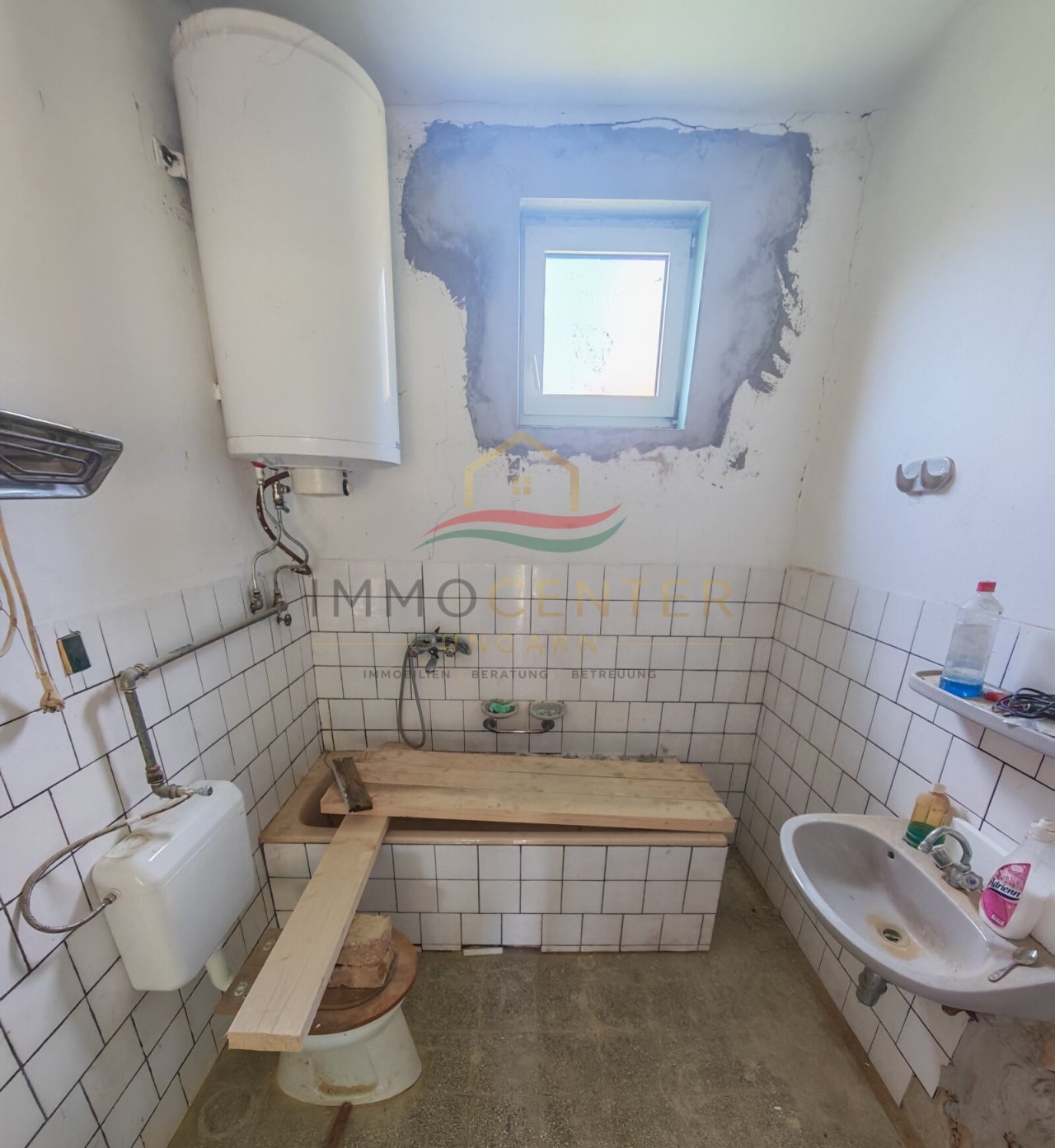 (BCA) 2 sanierungsbedürftige Häuser auf einem großem Grundstück (BB8352)