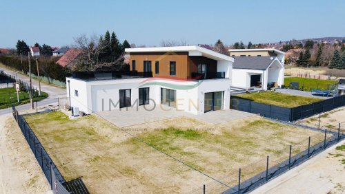 (AAA) Neu gebaute Energieeffiziente Häuser mit Panorama auf den Plattensee (PB5626)