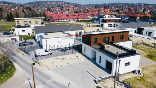 (AAA) Neu gebaute Energieeffiziente Häuser mit Panorama auf den Plattensee (PB5626)