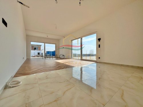 (AAA) Neu gebaute Energieeffiziente Häuser mit Panorama auf den Plattensee (PB5626)