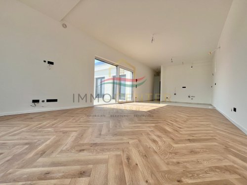 (AAA) Neu gebaute Energieeffiziente Häuser mit Panorama auf den Plattensee (PB5626)