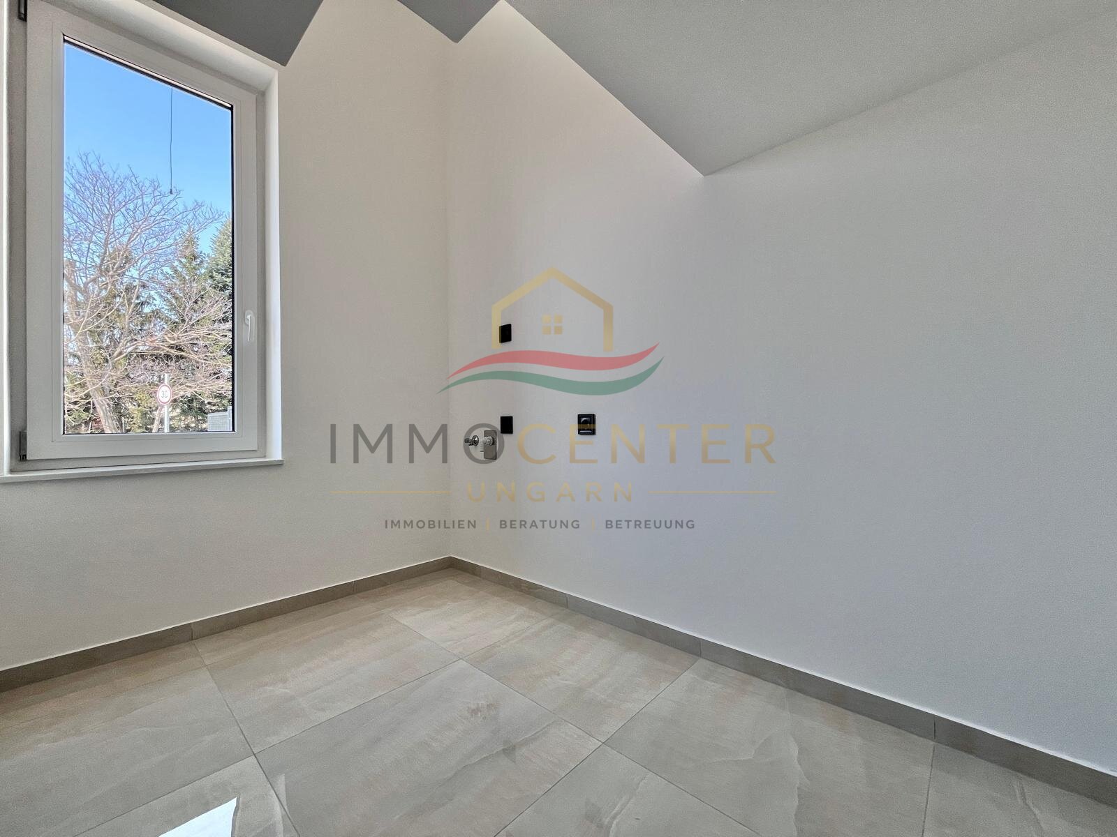 (AAA) Neu gebaute Energieeffiziente Häuser mit Panorama auf den Plattensee