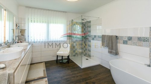 (AAA) Exklusives Einfamilienhaus – Wo Natur und exklusiver Wohnkomfort aufeinandertreffen (33445)