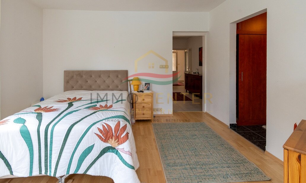 (AAA) Großzügiges Einfamilienhaus mit beeindruckendem Swimmingpool – Ideal als Familienwohnsitz oder Kapitalanlage (33912)