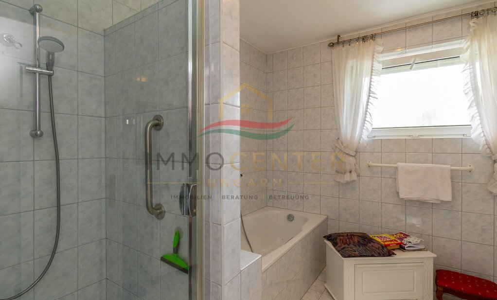 (AAA) Großzügiges Einfamilienhaus mit beeindruckendem Swimmingpool – Ideal als Familienwohnsitz oder Kapitalanlage (33912)